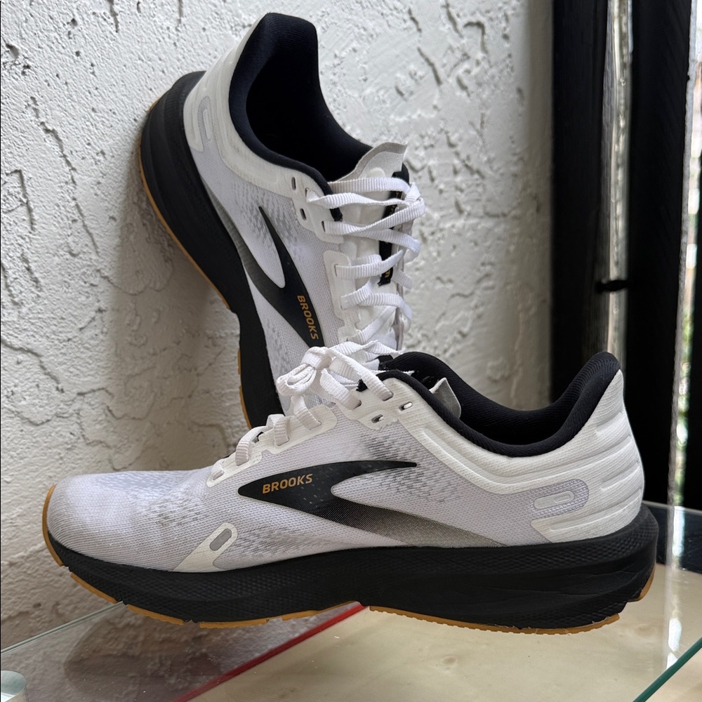 Brooks Women's Launch 9 White and Black Athletic running Shoes/sneakers SIZE 9